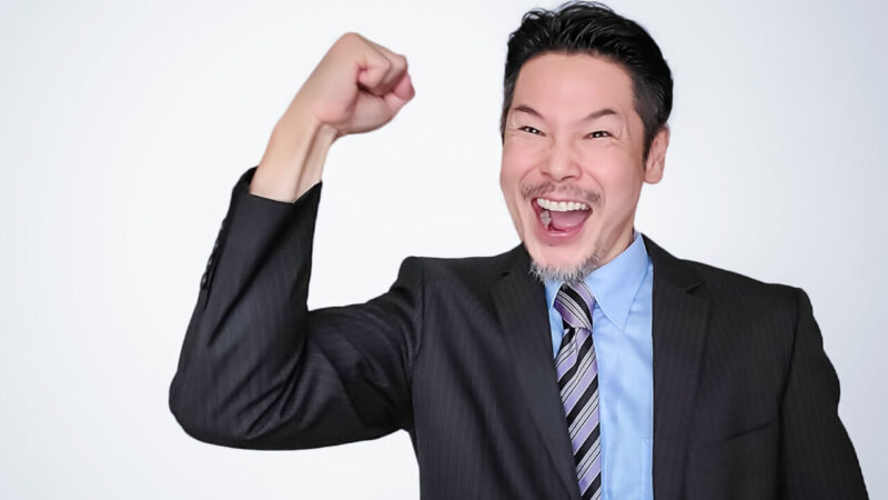 ガッツポーズをする男性