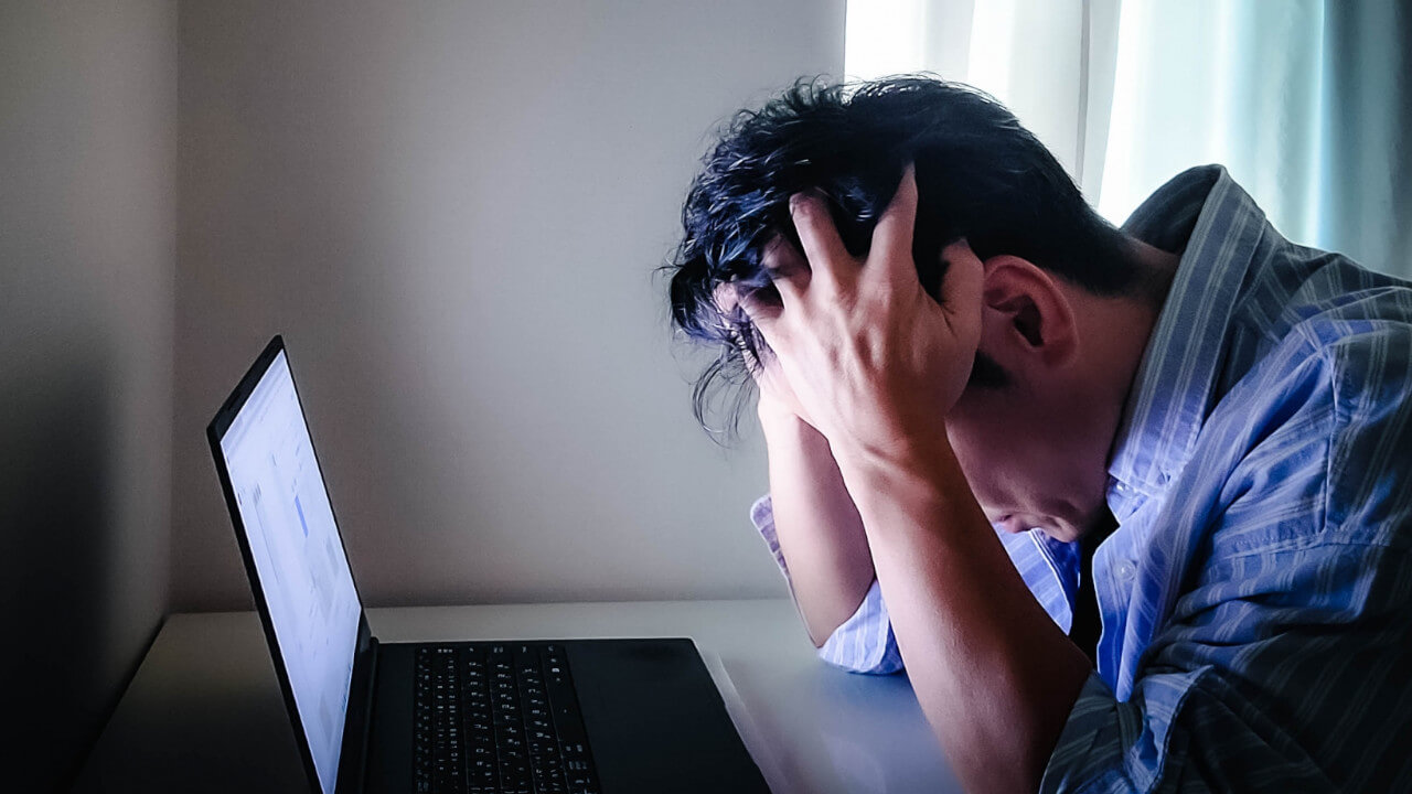 頭を抱える男性